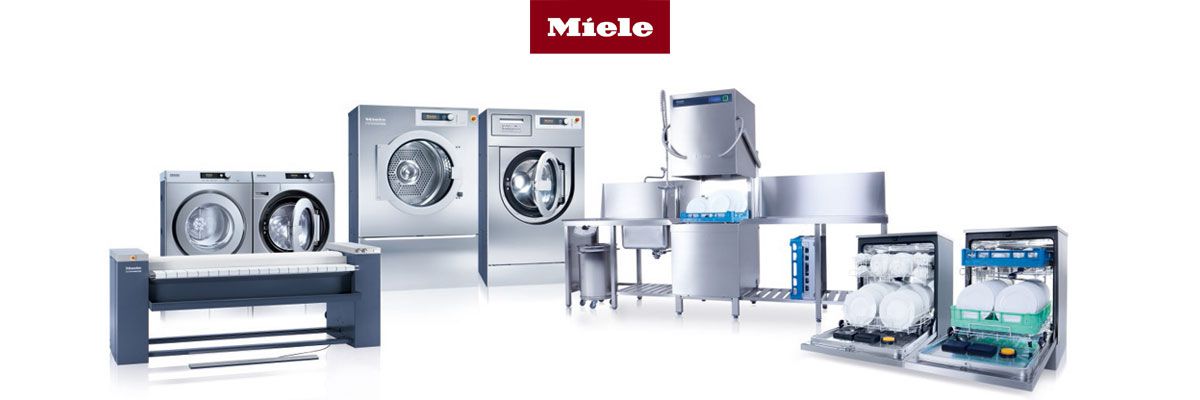 Mehrere Miele-Geräte, darunter Waschmaschinen, Trockner, Geschirrspüler und eine Bügelmaschine, auf weißem Hintergrund.